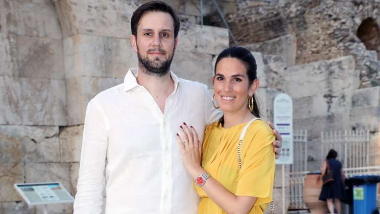 Αναστασία Καίσαρη: Η σπάνια εμφάνιση με τον σύζυγό της Thomas Persy - Το total yellow σύνολο