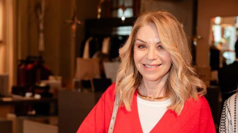 H Έλλη Στάη cozy και chic σε γιορτινή εκδήλωση