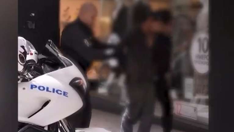 &quot;Μου έκανε κεφαλοκλείδωμα, ακόμα πονάω&quot;: Νέες καταγγελίες για τον Αφγανό που επιτέθηκε στην 20χρονη στην Ερμού