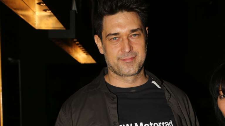 &quot;Τους χάσαμε, είναι νεκροί&quot;: Συγκλονίζει ο διάσημος Τούρκος ηθοποιός Μπουράκ Χακί μετά τον φονικό σεισμό