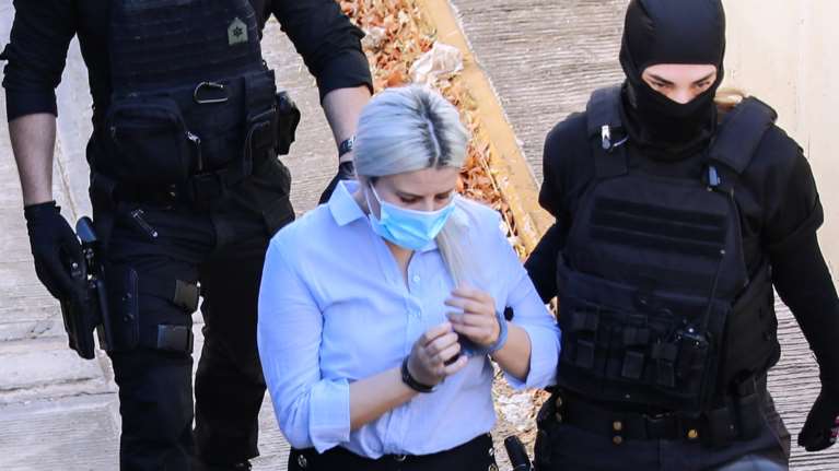 Επίθεση με βιτριόλι - Ενταση στο δικαστήριο: "Σκύλα, τέρας, φίδι, μας κατέστρεψες", φώναξαν οι συγγενείς της Ιωάννας στην Εφη