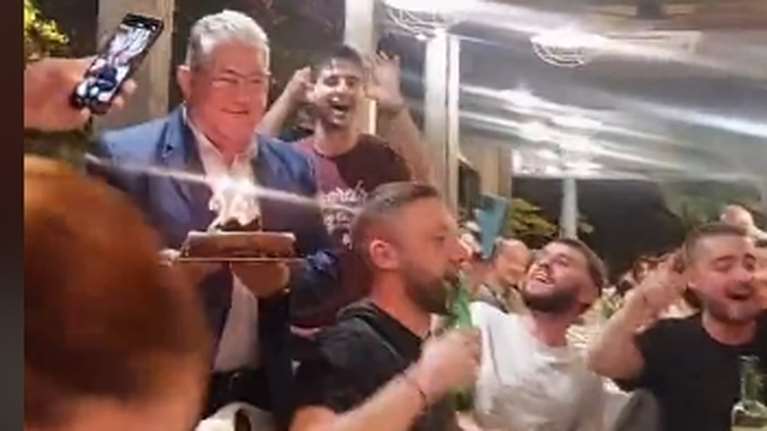 Απίθανο σκηνικό: Ο Κουτσούμπας πήγε ο ίδιος την τούρτα γενεθλίων σε... ψηφοφόρο του ΚΚΕ [βίντεο]