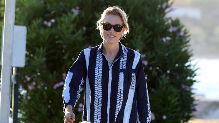 Όλες οι Ελληνίδες celebrities έχουν ένα διαχρονικό ρούχο που φοράνε συχνά για επιτυχημένα looks