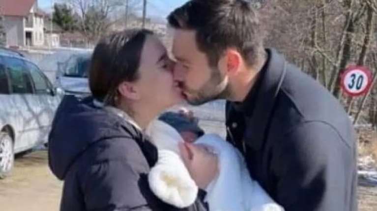 Συγκινητική επανένωση: Ο Σάκχοφ της ΑΕΚ συνάντησε τη γυναίκα και τη νεογέννητη κόρη του στα σύνορα Ουκρανίας-Ρουμανίας