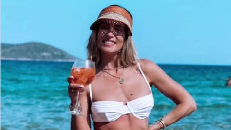 Η Αθηνά Οικονομάκου φόρεσε το απόλυτο ψηλόμεσο λευκό μπικίνι με ζώνη από το ίδιο ύφασμα και αγκράφα