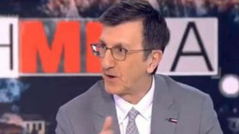 Αρης Πορτοσάλτε: Κουκουλοφόροι πέταξαν τρικάκια και έγραψαν συνθήματα στο σπίτι του [εικόνες]