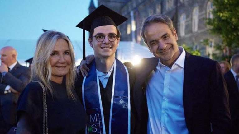 Κυριάκος Μητσοτάκης και Μαρέβα Γκραμπόφσκι στην τελετή αποφοίτησης του γιου τους Κωνσταντίνου στις ΗΠΑ