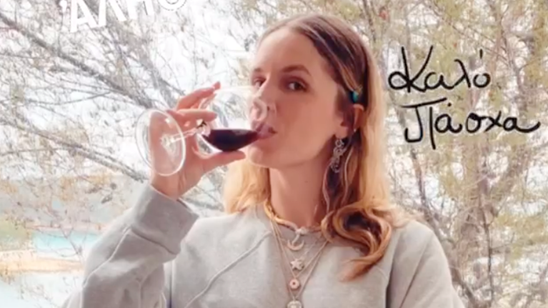 Οι ευχές στα ελληνικά της Ευγενία Νιάρχου για το Πάσχα - Έβαψε και αβγά [εικόνες]