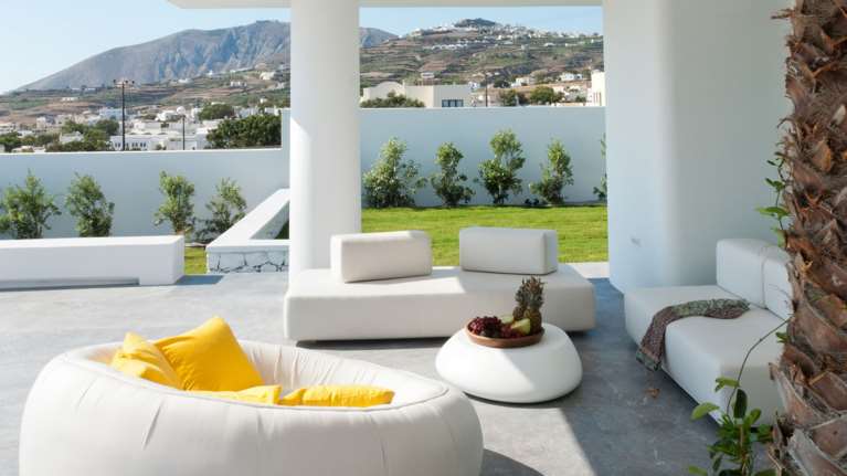 Μια οικογενειακή κατοικία στις πλαγιές της Σαντορίνης επαναδιατυπώνει το κυκλαδίτικο στυλ - Εντυπωσιακές εικόνες