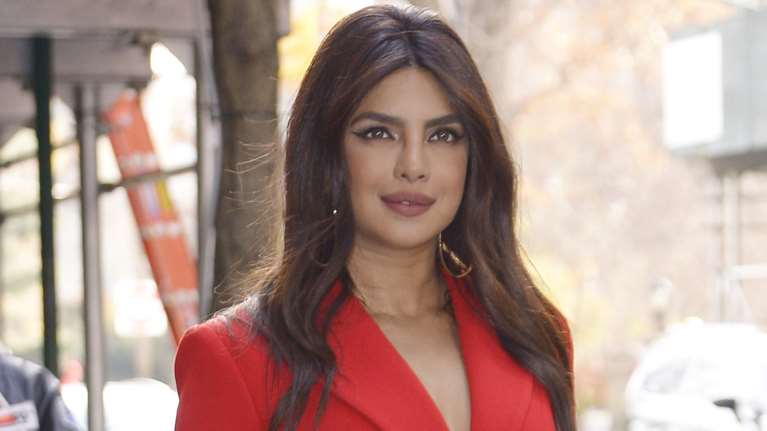 Πριγιάνκα Τσόπρα: Δεν χορταίνει τον ρόλο της μαμάς - Στην πισίνα με την κόρη της στην αγκαλιά της