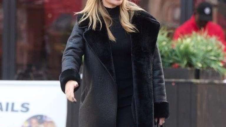 Χειμερινές εκπτώσεις: Οι δερμάτινες φούστες από τη Mango που θα αντικαταστήσουν τα παντελόνια σου