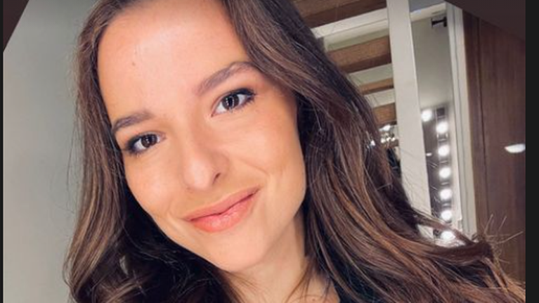 Εριέττα Κούρκουλου - Λάτση: Κομψή με λευκό μίνι φόρεμα, ροζ μακρύ σακάκι και nude γόβες