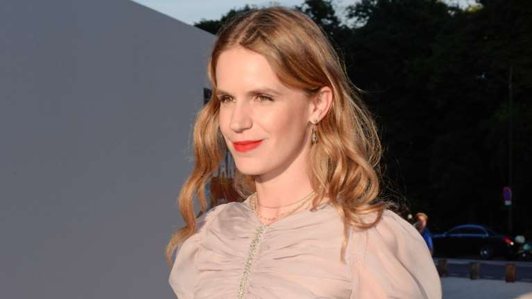 Ευγενία Νιάρχου: Ποζάρει με εφαρμοστό πράσινο φόρεμα με cut outs και λανσάρει τη διαμαντένια τσάντα που σχεδίασε