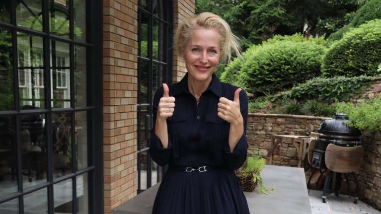 Τζίλιαν Άντερσον: &quot;Τέλος τα σουτιέν για εμένα. Δεν με νοιάζει να φτάσουν ως τον αφαλό μου&quot;