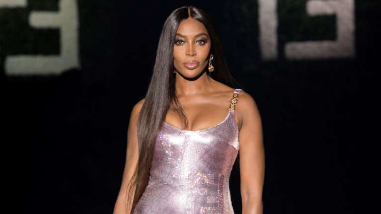 Ναόμι Κάμπελ: Το Dior φόρεμα και τα sneakers της έξι μηνών κόρης της