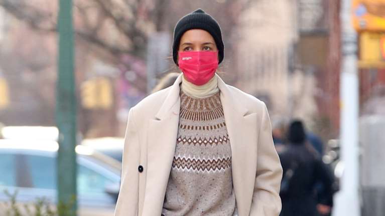 Streetstyle: Η Κέιτι Χολμς παραδίδει μαθήματα μόδας στο Μανχάταν με δύο cozy looks