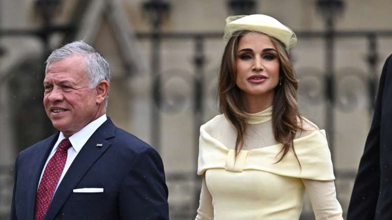 Η εμβληματική βασίλισσα Ράνια έκανε την πιο κομψή εμφάνιση: Με κρεπ μεταξωτό φόρεμα με δομημένο γιακά στη στέψη του Καρόλου