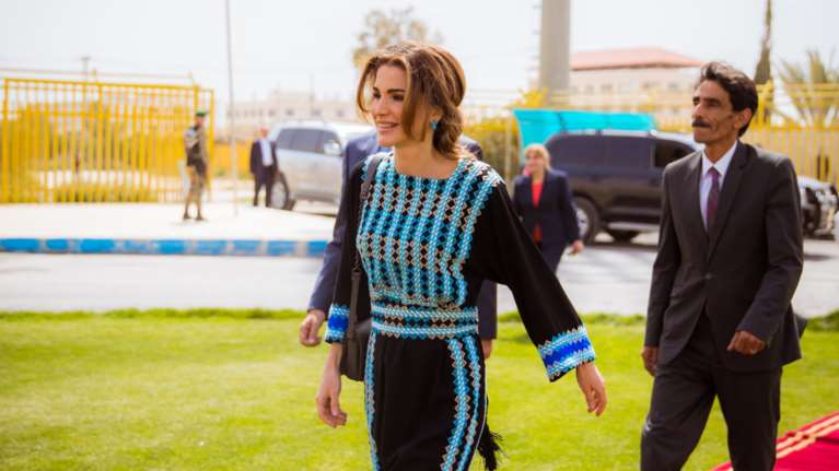 Βασίλισσα Ράνια: Το απίθανο έθνικ look με χρώματα του ονείρου και εντυπωσιακά κεντήματα