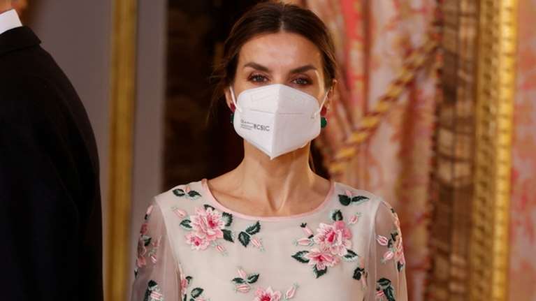 Μια Λετίσια φέρνει την Ανοιξη: Η νέα εμφάνιση της στιλάτης βασίλισσας με αέρινο φόρεμα