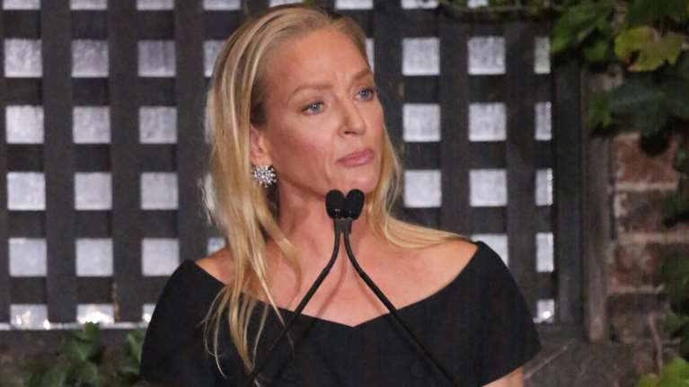 Ούμα Θέρμαν: Η διαχρονική και πολύ στιλάτη εμφάνιση με μάξι μαύρο φόρεμα