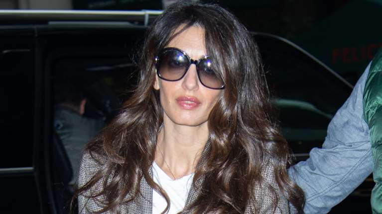 Αμάλ Κλούνεϊ: Η απροσδόκητη εμφάνιση στη Νέα Υόρκη με τη μητέρα της - Το  casual - chic look