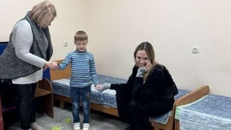 Η Αντζελίνα Τζολί στην Ουκρανία: &quot;Τα drones κυνηγούν ανθρώπους - Φορούσα προστατευτικό εξοπλισμό&quot; [βίντεο]