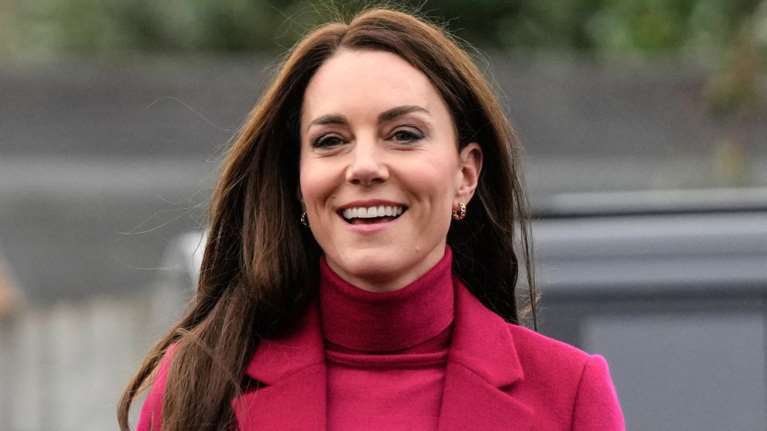 Με το ίδιο παλτό: Η αδυναμία της πριγκίπισσας Κέιτ στο φούξια και το εντυπωσιακό office look [εικόνες]