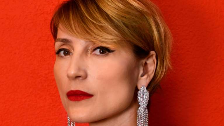 Ευδοκία Ρουμελιώτη: Η σπάνια εμφάνιση με τον σύζυγό της και τους δύο γιους του στην Επίδαυρο