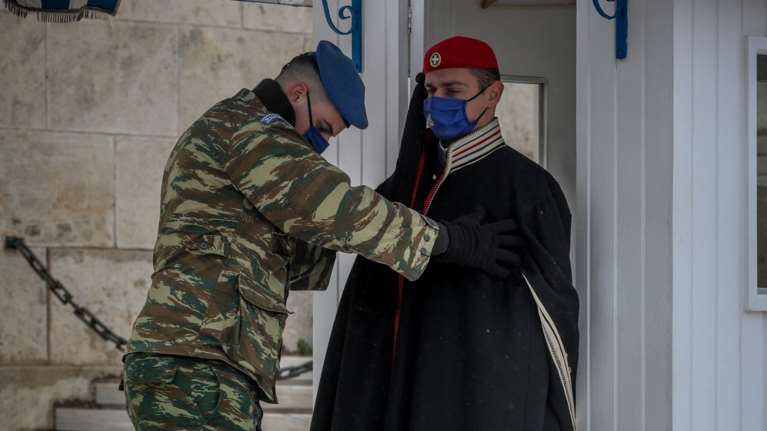 Μνημείο του Άγνωστου Στρατιώτη: Με κάπες οι Εύζωνες - Αλλαγή φρουράς με ΡΕΟ για να μην γλιστρήσουν [Εικόνες]