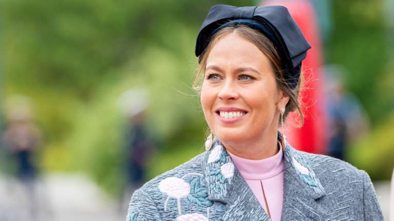 Νίνα Φλορ: Εκθαμβωτική με πλεκτό deux pieces Bottega Veneta αξίας 5.000 ευρώ και ιδιαίτερα πέδιλα Manolo Blahnik