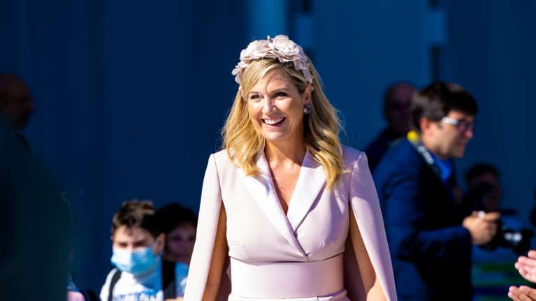 Η βασίλισσα Μάξιμα φόρεσε το τέλειο πανωφόρι από το brand  Zeus and Dione: Το κεντημένο παρκά σε στιλ κάπας