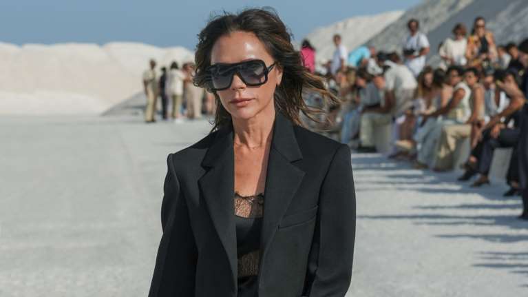 Βικτόρια Μπέκαμ: Η εντελώς ακατάλληλη εμφάνιση εν μέσω καύσωνα - Με μαύρο καλσόν, γόβες και blazer dress