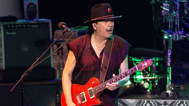 Ανησυχία για τον Κάρλος Σαντάνα - Κατέρρευσε πάνω στη σκηνή και νοσηλεύεται [βίντεο]