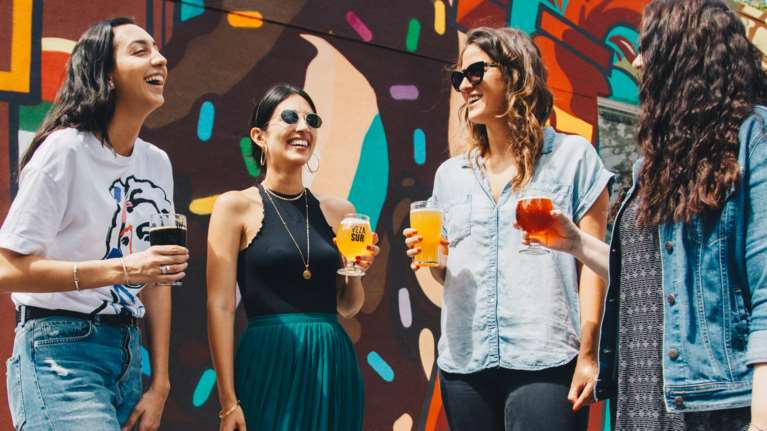 Freedom pass: Βάσω Κιντή και Φρόσω Μερκούρη &quot;κατεδαφίζουν&quot; στο Facebook τις αιτιάσεις για δωροδοκία των νέων