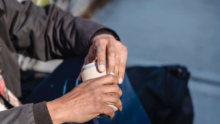 Κρήτη: Ολλανδός τουρίστας μέθυσε και η γυναίκα του πήρε όλα τα λεφτά και τον παράτησε στο νησί