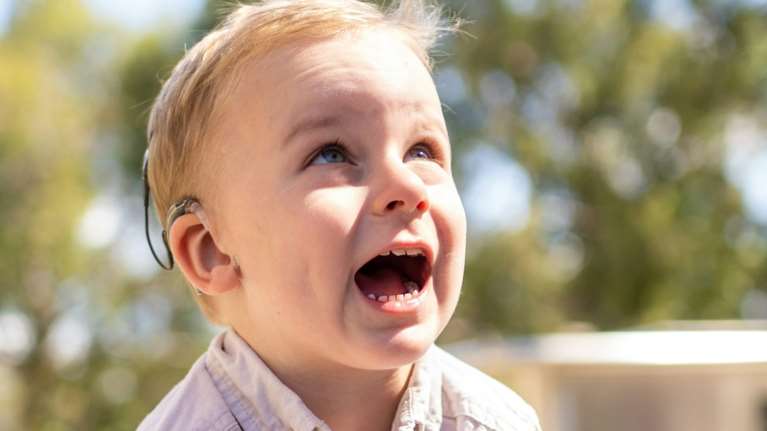 Επαναστατική θεραπεία δίνει ελπίδα σε κωφά παιδιά - Πέντε ανήλικοι μπόρεσαν να ακούσουν για πρώτη φορά στη ζωή τους