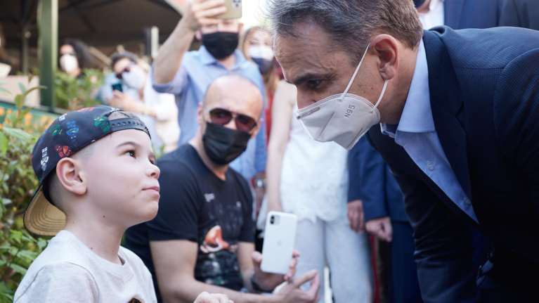 Μητσοτάκης: Η αντίδρασή του με ανεμβολίαστη ηλικιωμένη και ο... διάλογος με πιτσιρικά για τα self test στην Καλαμαριά