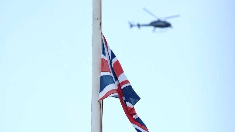 Λονδίνο: Το Μπάκιγχαμ θρηνεί τη βασίλισσά του - Μεσίστια η σημαία - Ξέσπασαν σε λυγμούς οι Βρετανοί