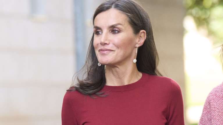 Βασίλισσα Λετίσια: Η πρωινή εμφάνιση με ψηλόμεσο δερμάτινο παντελόνι, πλεκτό τοπ και θεϊκές κόκκινες γόβες