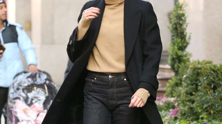 Τα cozy παλτό και μπουφάν που θα κρατήσουν ζεστή στο κρύο και θα βρεις σε έκπτωση