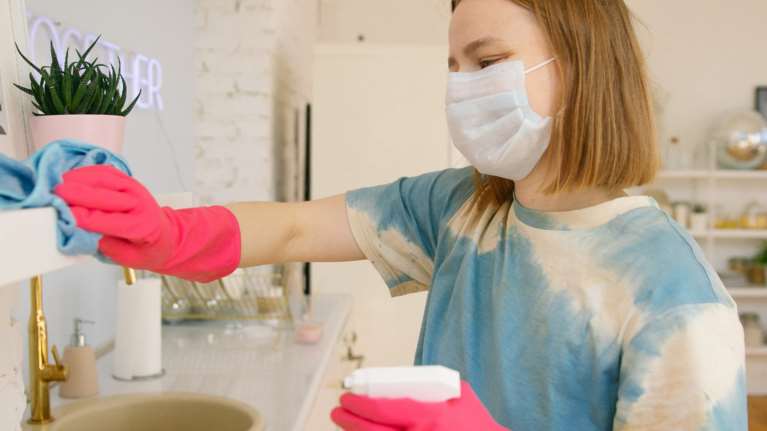 Κορονοϊός: Γιατί οι ειδικοί τώρα λένε ότι είναι περιττή η συχνή απολύμανση των επιφανειών