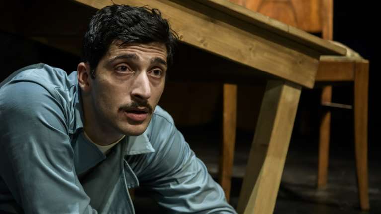 "Η λέξη πρόοδος στο στόμα της μητέρας μου ηχούσε πολύ φάλτσα" - Η μεγάλη θεατρική επιτυχία συνεχίζεται