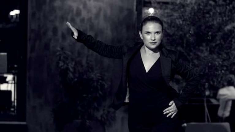 Κατερίνα Καρατζά: Η δασκάλα από τον Εύοσμο που έκανε τους Ιάπωνες να αγαπήσουν το ζεϊμπέκικο