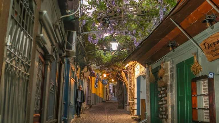 Λέσβος: Ο στολισμένος με τα σαλκίμια, ανοιξιάτικος Μόλυβος - Σήμα κατατεθέν του νησιού το Πάσχα [εικόνες]