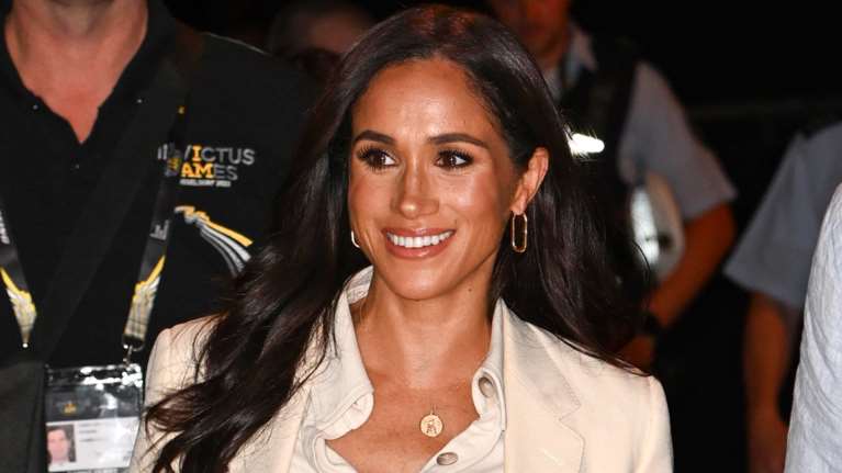 Μέγκαν Μαρκλ: Η μοδάτη εμφάνιση σε πάρτι και το lavaliere των 2.500 ευρώ που είχε πάνω του τον Άρτσι και τη Λίλιμπετ