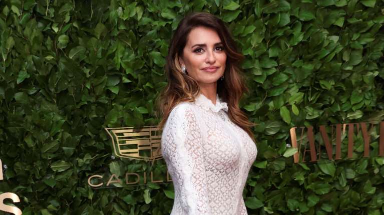 Πενέλοπε Κρουζ: Κομψότητα άλλης εποχής στο κόκκινο χαλί - Το Chanel δαντελένιο φόρεμα και τα αιχμηρά αξεσουάρ