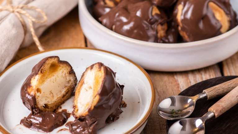 Το προφιτερόλ του τεμπέλη - Εύκολη και γρήγορη συνταγή χωρίς αυγά, χωρίς μίξερ