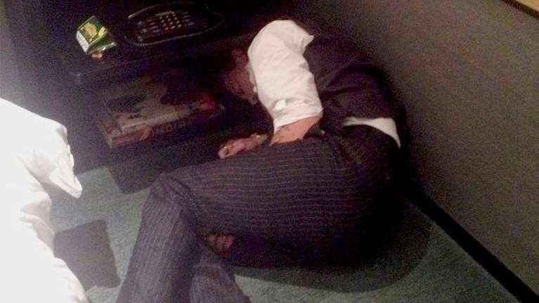 Σοκάρουν οι νέες φωτογραφίες του Τζόνι Ντεπ: &quot;Λιώμα&quot; στο πάτωμα - Έγραφε στο καθρέφτη με το αίμα του [Βίντεο]