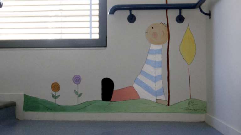 Οργή για την παιδαγωγό που έδενε και κλείδωνε τα παιδάκια στην αποθήκη - Το είχε κάνει ξανά αλλά την διόρισαν και πάλι