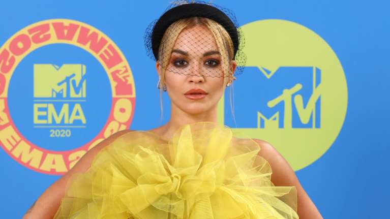 Ρίτα Όρα: Σάλος με το κορονοπάρτι για τα γενέθλιά της - Ζήτησε συγγνώμη που έσπασε το lockdown [βίντεο]